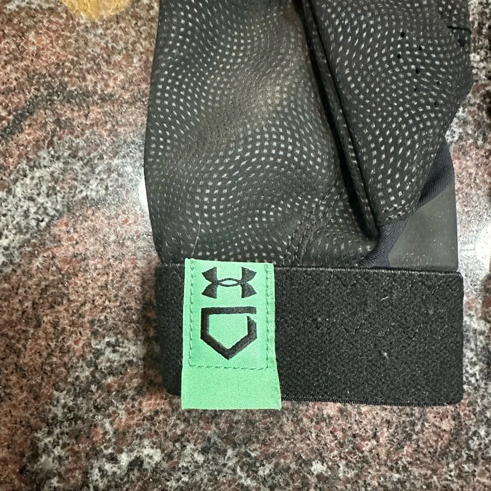 Women’s Under Armour radar batting gloves size xl